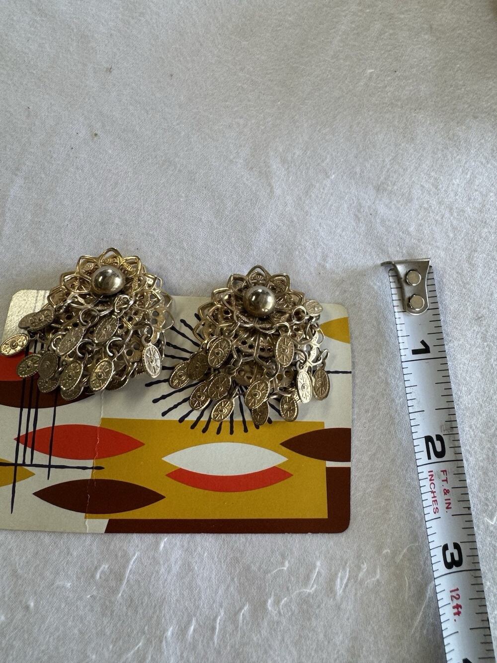 Vntg Cha Cha Dangle Filigree Floral Drop Chandelier Gold tone Clip On earrings